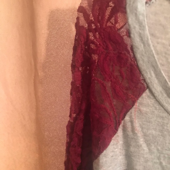 SOLD!!Graphic Tee with laced sleeves - Picture 3 of 4